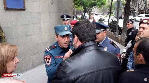 «Բիսետկի բազառ չի». վիճաբանություն ոստիկանների եւ Ֆիրդուսի բնակիչների միջեւ