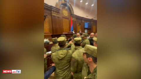 Ինչպես են անվտանգության աշխատակիցներն ուժով հեռացնում ընդդիմադիր պատգամավորներին