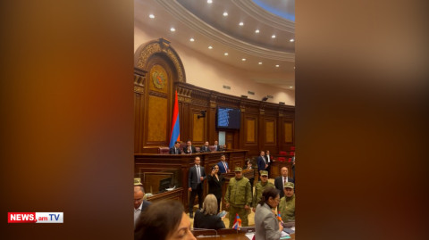 Որ պետք լինի, կթքեմ. Ալեն Սիմոնյանը՝ կին պատգամավորին