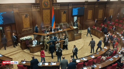 Միջադեպի ժամանակ Փաշինյանը թիկնապահների ուղեկցությամբ հապշտապ հեռանում է դահլիճից