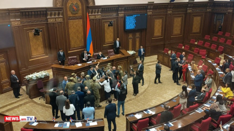 Անվտանգության աշխատակիցները քաշքշում են կին պատգամավորներին. կադրեր ԱԺ օթյակից