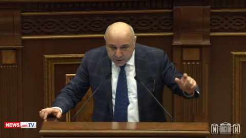 Գուրգեն Արսենյանը մատ է թափ տալիս արցախցի պատգամավորների վրա