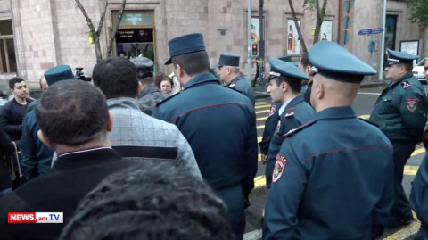 Ճանապարհը բացեք, վսյո, արագ. ոստիկանները՝ զոհված զինծառայողների հարազատներին