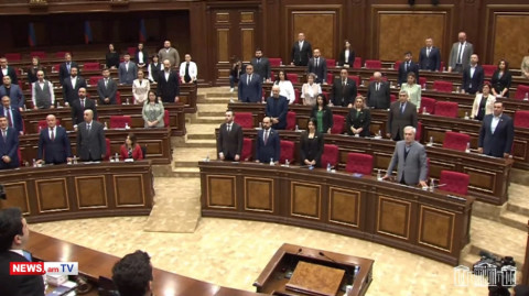Ընդդիմության առաջարկով պատգամավորները 1 րոպե լռությամբ հարգեցին զոհված զինծառայողի հիշատակը