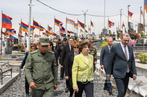France FM visits Yerevan military pantheon