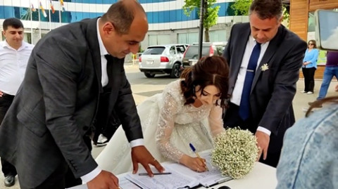 Նորապսակները միացան Ստեփանակերտում անցկացվող ստորագրահավաքին
