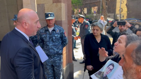 Մենակ զինվորի գլու՞խ ուտեք. սևազգեստ մայրերը՝ ՊՆ փոխնախարարին