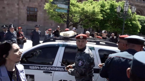 Ոստիկանները բերման ենթարկեցին Կառավարության մոտ բողոքի ակցիա անող քաղաքացիներից մեկին