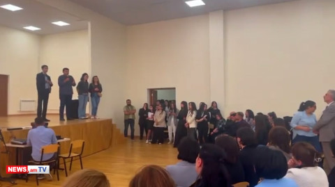 «Կոչ ենք անում մեզ միանալ». «ՈՉ Արցախի էթնիկ զտմանը» շարժման ակցիան Արցախի պետհամալսարանում
