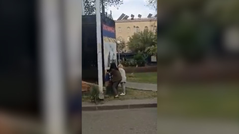 Երեւանում 2 կին պոկում են Արցախի դրոշը