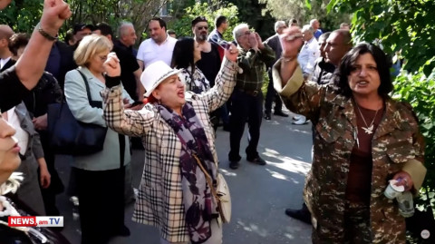Քաղաքացիները դատարանի բակում բացականչում են «Ազատություն հերոսին»