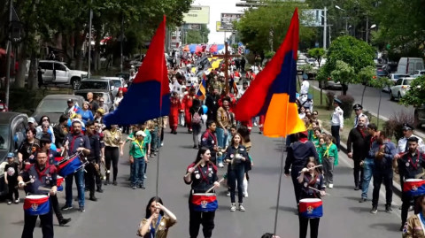 «Անմահ գունդը» քայլերթով շարժվում է դեպի «Հաղթանակ» զբոսայգի
