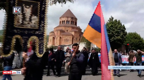 Արցախյան պատերազմներում զոհված հերոսների լուսանկարներով՝ արցախցիների երթը Ստեփանակերտում