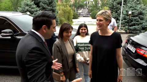 Աննա Հակոբյանը դստեր հետ Ազգային ժողովում է
