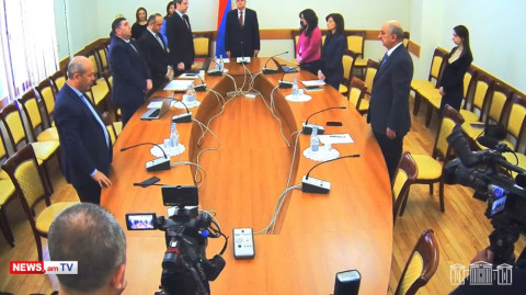 Պատգամավորները 1 րոպե լռությամբ հարգեցին Սոթքում զոհված զինծառայողի հիշատակին