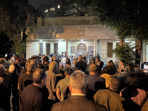 «Նիկոլ, դավաճան». Քաղաքացիները շրջափակել են ոստիկանության Շենգավիթի բաժնի շենքը