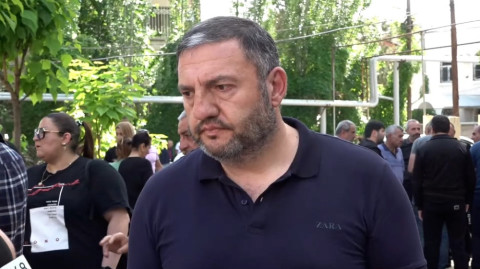 Ի՞նչ գործ ուներ Աշոտ Փաշինյանը դատարանի բակում, միտումնավոր են արել. զոհվածի ծնող