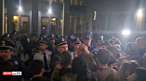 Շենգավիթի դատարանի մոտ իրավիճակը կտրուկ լարվեց