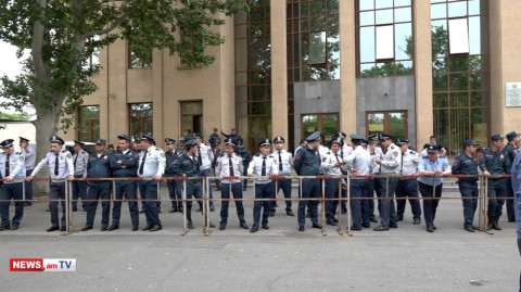 Ոստիկաններն արգելապատնեշներ են տեղադրել Շենգավիթի դատարանի դիմաց