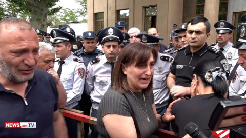 Փետը և դրոշն եմ պաչել, իմ երեխուն չեմ շոյել, հաջող չեմ արել. Գալեյանները հուզվեցին դատարանի բակում