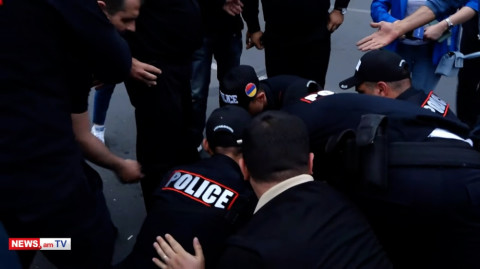 «Թողեք էդ երեխուն, թուրքեր». ոստիկանները քաղաքացուն «փռեցին ասֆալտին» եւ բերման ենթարկեցին