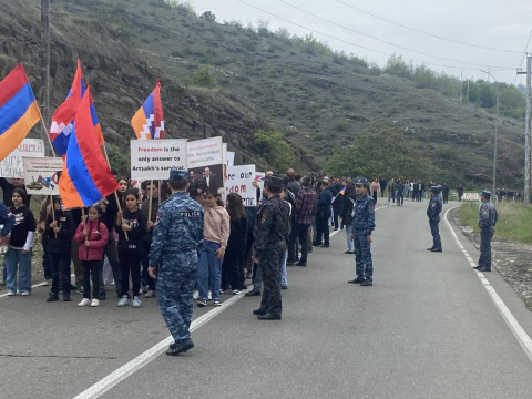 Արցախցիները Զառին բաղ տեղամասում ակցիա են անցկացնում՝ ի աջակցություն Կոռնիձորի հանրահավաքին