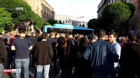 Զոհվածներրի ծնողները Հանրապետության հրապարակում փողոցներ փակեցին