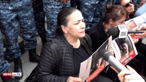 Փալա՞ս ես՝ դու տանը նստած ես, կինդ էլ իբր ավտոմատ ա բռնել ձեռքը, ստախոս ես. զոհվածի մայրը Փաշինյանին