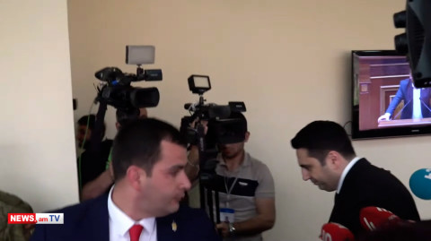 Թիկնապահներով շրջապատված Ալեն Սիմոնյանը հրաժարվեց պատասխանել լրագրողների հարցերին