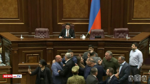 Տղամարդկությունից եք խոսո՞ւմ. քաշքշուկ ԱԺ դահլիճում, Ալեն Սիմոնյանը հրահանգեց հեռացնել պատգամավորին