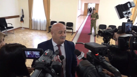 «Ասացի՝ թատրոն չի, նստեք ձեր տեղը, հայհոյանք չի եղել». Հովիկ Աղազարյանը՝ միջադեպի մասին