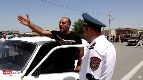 «Էսքան զորք որ իրան է պահում, թող գնա դիրք պահի». քաղաքացուն ոստիկանները չեն թողնում տուն գնա