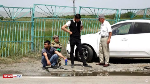Քաղաքացիները 2 ժամից ավելի է՝ ինչ կիզիչ արեւի տակ սպասում են, որ Սարդարապատի հուշահամալիր բարձրանան