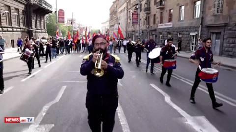 «Տեր ենք մեր հայրենիքին» ակցիայի մասնակիցները երթով շարժվում են Նեմեսիս» հուշարձանի մոտ