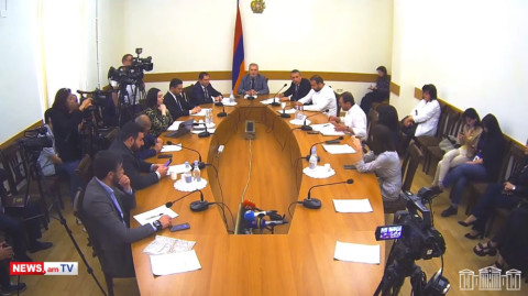Շատ զինվորականների վրա ցեխ չշպրտեիք ու բանակի հեղինակությունը բարձրացնեիք. ընդդիմադիրը՝ Պապիկյանին
