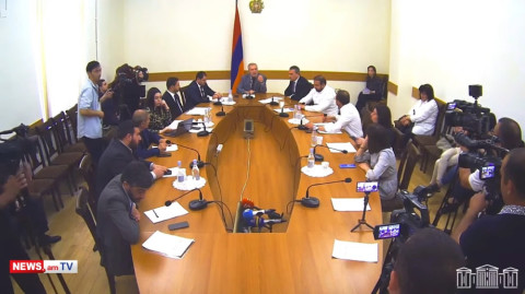 «Էս ի՞նչ բան էր, լռեք եւ լսեք». լեզվակռիվ Անդրանիկ Քոչարյանի եւ Գեղամ Մանուկյանի միջեւ