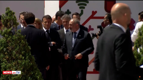 Armenia’s Pashinyan, France’s Macron talk ahead of 5-way meeting in Moldova