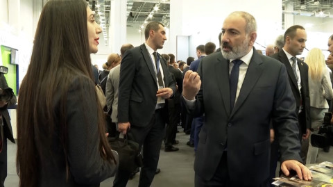 «Ո՞նց ա գործերը». Փաշինյանը Սոչիում շրջել է «Եվրասիա. մեր տուն» խորագրով ցուցահանդեսի տաղավարներում