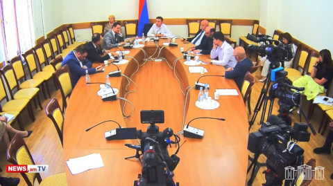 Ծխախոտի տեղական արտադրողին սպանում ենք. թեժ բանավեճ Արսեն Թորոսյանի եւ փոխնախարարի միջեւ