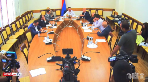 Եղե՞լ է՝ սրճարանում նստած լինեք ու հեռավոր անկյունում ծխեն. Աղազարյանը՝ Արսեն Թորոսյանին