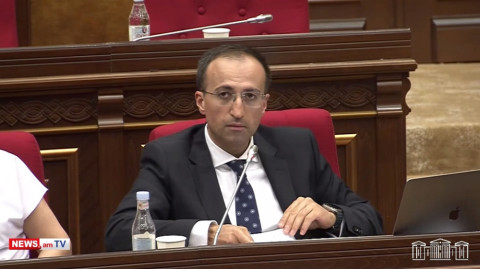 Ինչո՞ւ է պետությունը սուբսիդավորում էլեկտրոնային սիգարետը. Արսեն Թորոսյանը՝ փոխնախարարին