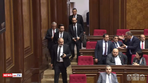 Փաշինյանի ներս մտնելիս անգամ Պապիկյանն ու Քերոբյանը չեն ընդհատում թեժ զրույցը
