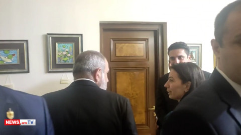 Թիկնապահներով շրջապատված Փաշինյանը շրջում է Քրիստինե Պողոսյանի ցուցահանդեսում