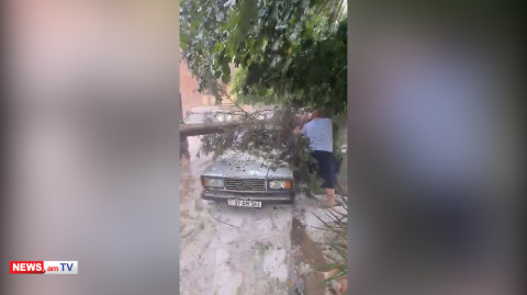 How people in Armenia’s Ijevan get young kids out of stuck car
