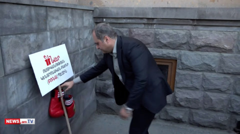 Փաստաբանները բռնցքամարտի ձեռնոցներ են «նվեր» տարել Կենտրոնի ոստիկանապետի համար