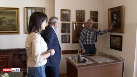 Փաշինյանը տիկնոջ հետ այցելել է Հայաստանի ժողովրդական նկարիչ Վալմարի արվեստանոց