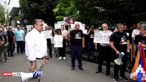 Ցուցարարները 1 րոպե լռությամբ հարգեցին գիշերն ադրբեջանական սադրանքից զոհված զինծառայողների հիշատակը