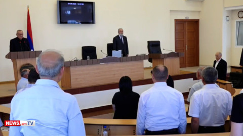 Արցախցի պատգամավորները 1 րոպե լռությամբ հարգեցին զոհված 4 զինծառայողների հիշատակը