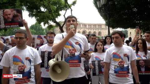 «Ազատություն քաղբանտարկյալ Արմեն Աշոտյանին». ՀՀԿ երիտասարդների լուռ ակցիան հրապարակում