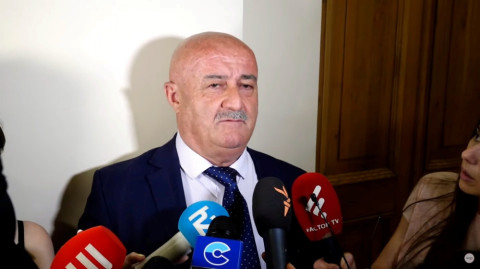 Քաղաքացու կարտոֆիլները գետնին գցե՞լն էր պատգամավորին հարիր․ լրագրողները՝ Աղազարյանին